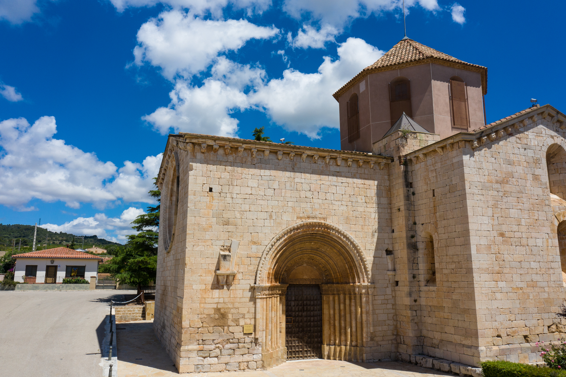 Guided tour of the Romanesque church of Sant Ramon and the old town